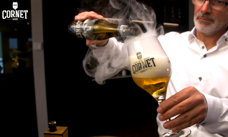 Cornet Smoked wordt ingeschonken nadat er rook in het glas is geblazen